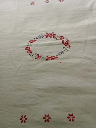 Cortina decorada a mano