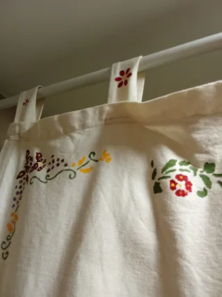 Cortina decorada a mano