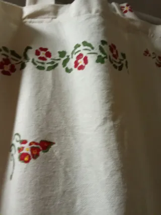 Cortina decorada a mano