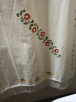 Cortina decorada a mano