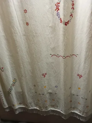 Cortina decorada a mano