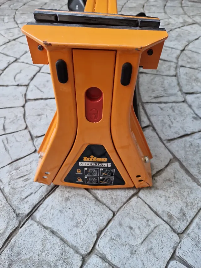 Triton SJA200 Banco de sujeción con mordazas