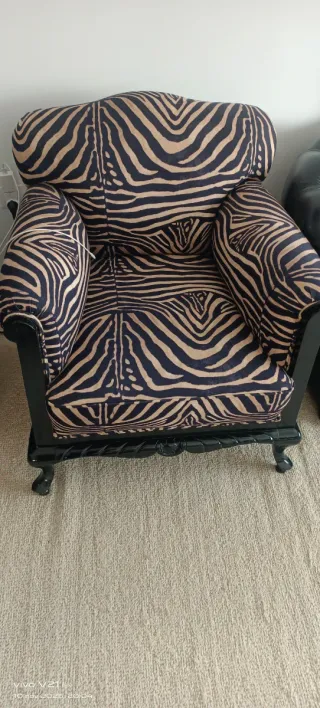 Un sofá de 2 plazas y dos sillones con estampado c