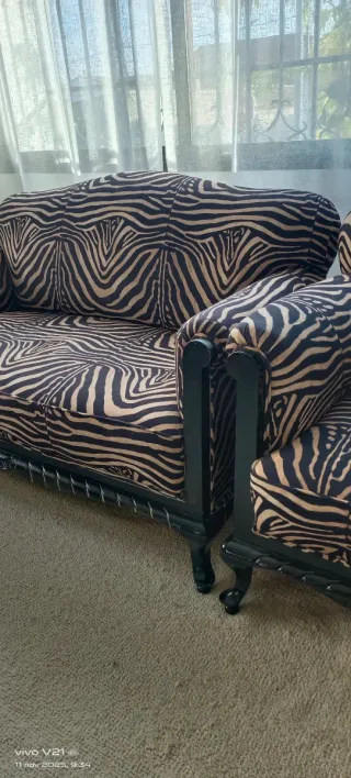 Un sofá de 2 plazas y dos sillones con estampado c