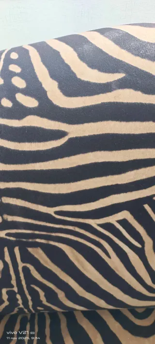 Un sofá de 2 plazas y dos sillones con estampado c