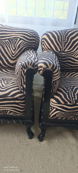 Un sofá de 2 plazas y dos sillones con estampado c