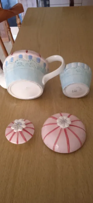 Teiera e tazza in ceramica decorata