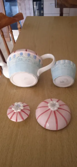 Teiera e tazza in ceramica decorata