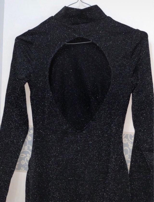 Vestido fiesta ajustado negro brillante