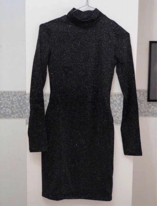 Vestido fiesta ajustado negro brillante