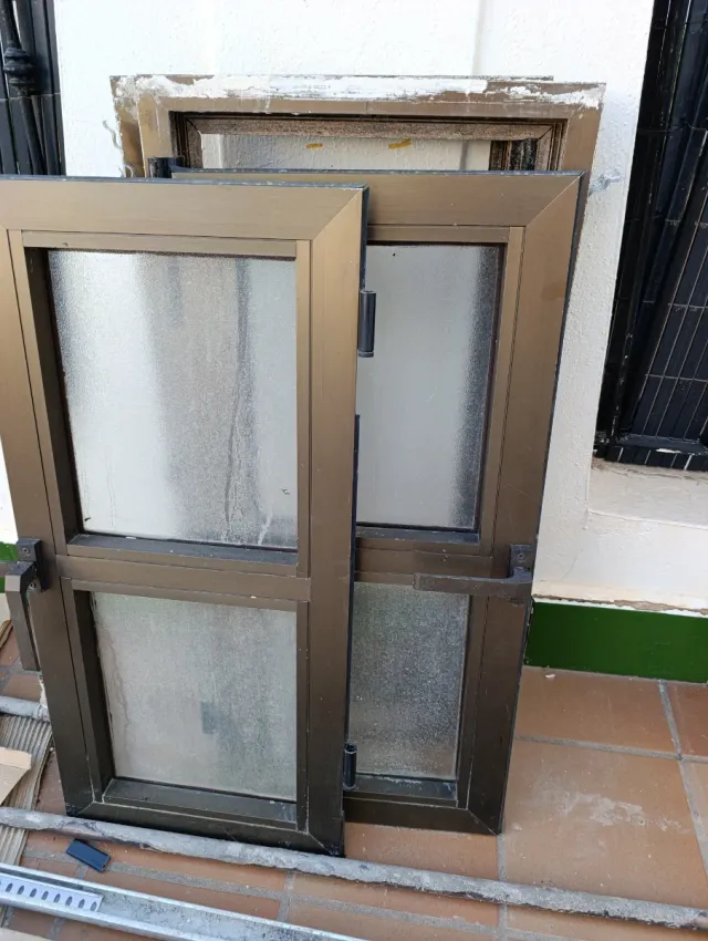 2 ventanas con rejas