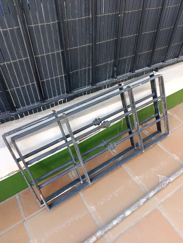 2 ventanas con rejas