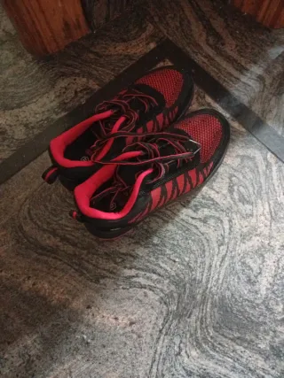 Botas de trabajo negras y rojas