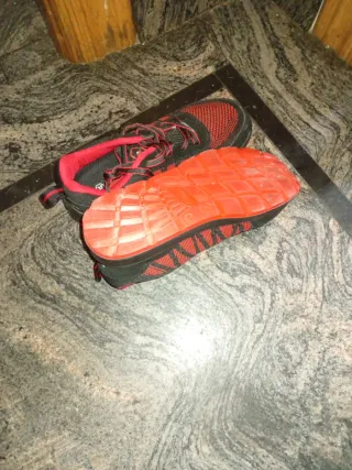 Botas de trabajo negras y rojas