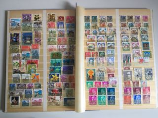 Clasificador con sellos usados del mundo.