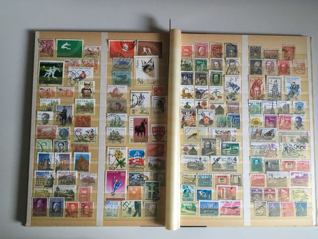 Classificatore con francobolli usati del mondo