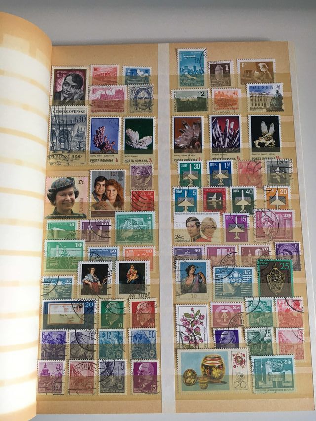Classificatore con francobolli usati del mondo