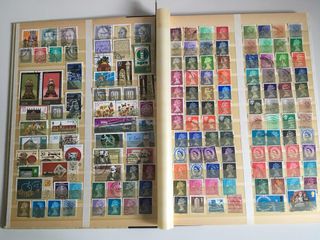 Clasificador con sellos usados del mundo.