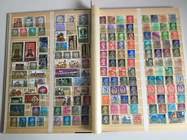 Classificatore con francobolli usati del mondo