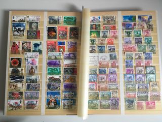 Clasificador con sellos usados del mundo.