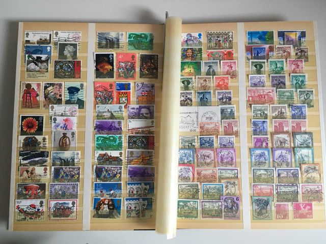 Classificatore con francobolli usati del mondo