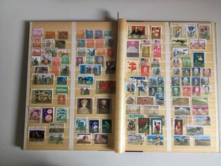 Clasificador con sellos usados del mundo.