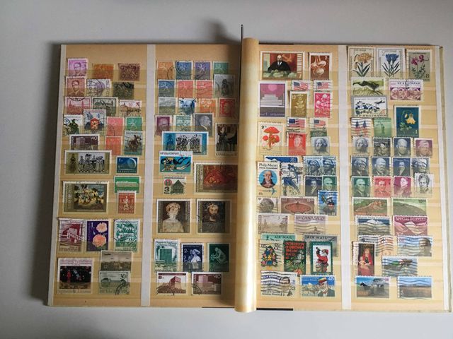 Classificatore con francobolli usati del mondo