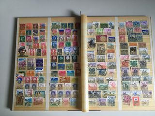 Clasificador con sellos usados del mundo.