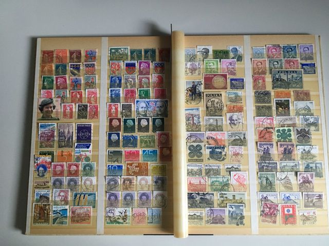 Classificatore con francobolli usati del mondo