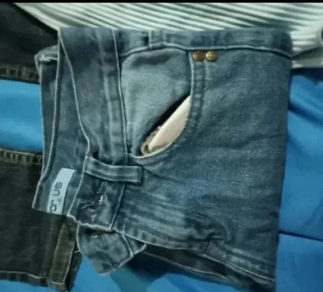 Lote 3 vaqueros, un leggins  y regalo falda 6 años