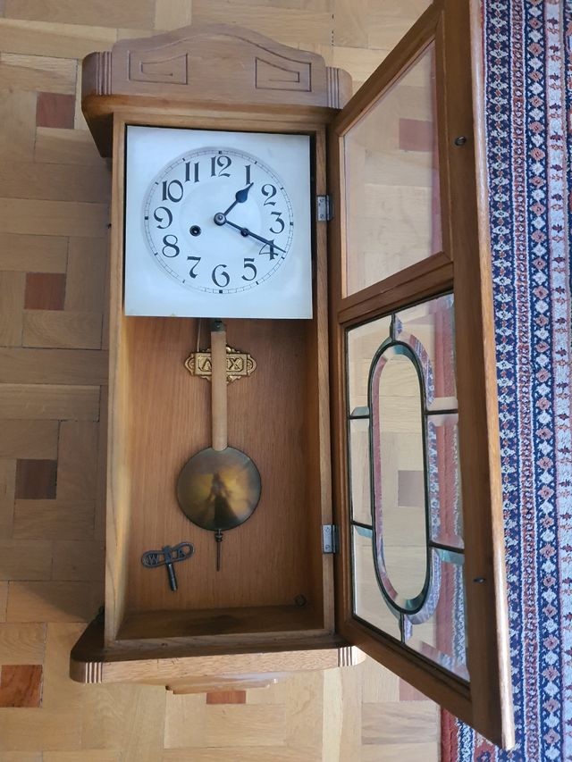 Reloj de pared antiguo de madera de roble