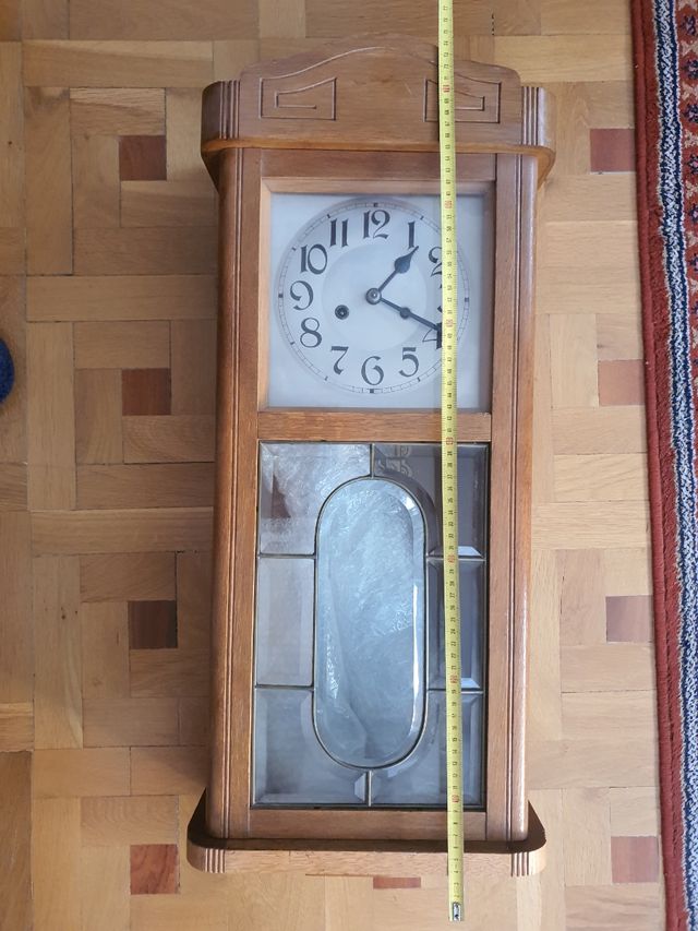 Reloj de pared antiguo de madera de roble