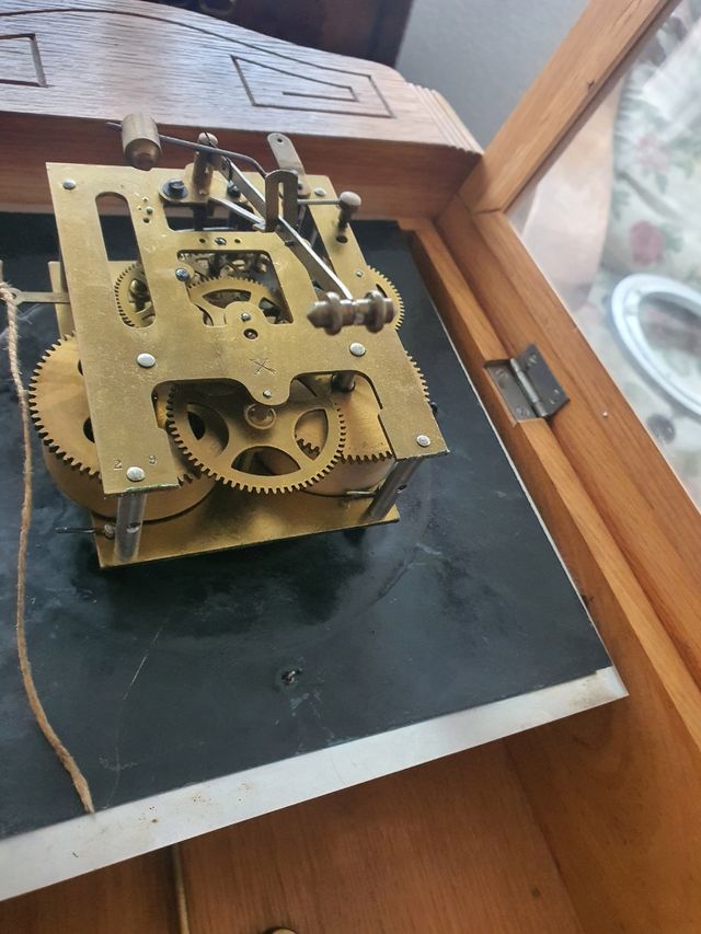 Reloj de pared antiguo de madera de roble