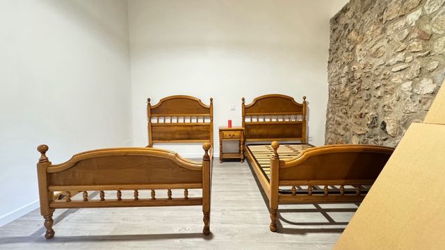 2 camas 1,05 y mesita de noche madera de teka
