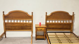 2 camas 1,05 y mesita de noche madera de teka