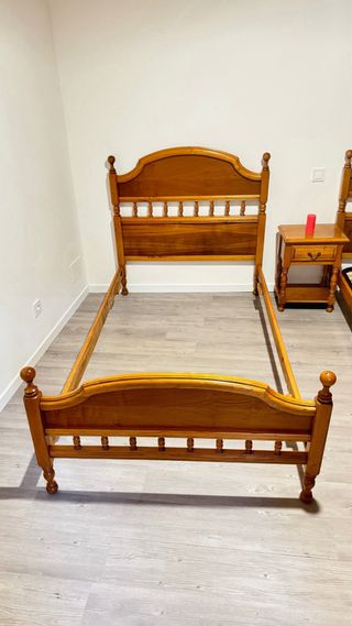 2 camas 1,05 y mesita de noche madera de teka