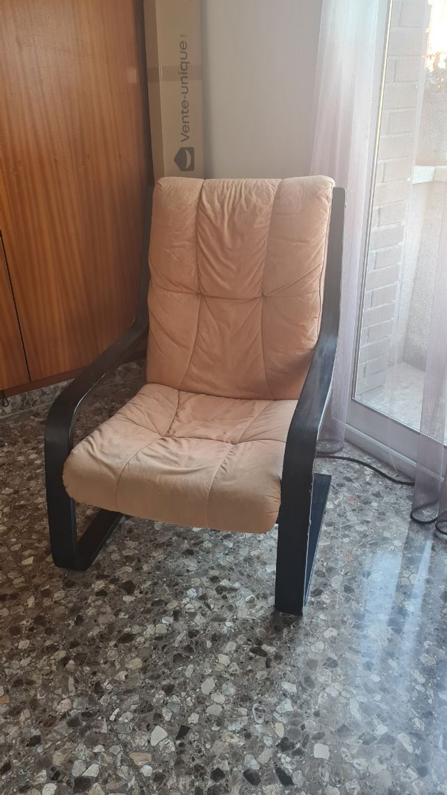 Sillón cómodo beige y madera