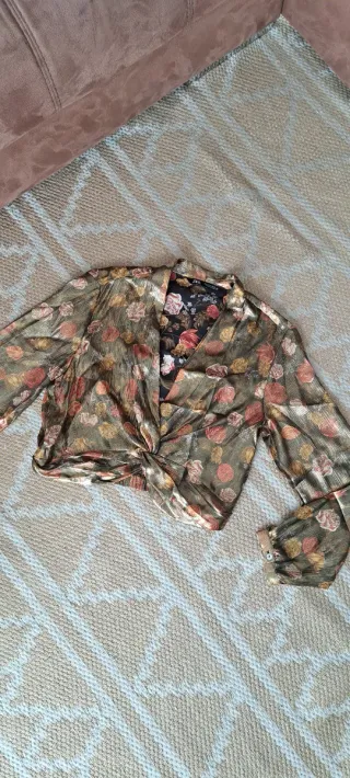 Blusa Zara dorada floral cruzada