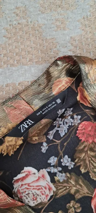 Blusa Zara dorada floral cruzada