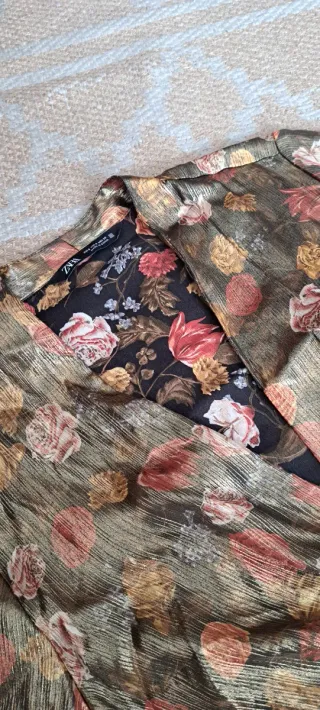 Blusa Zara dorada floral cruzada
