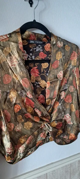 Blusa Zara dorada floral cruzada