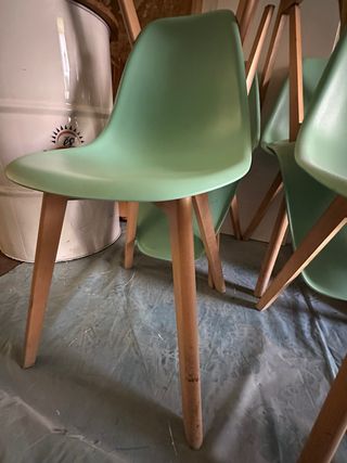 Sillas amarillas y verdes de plástico y madera