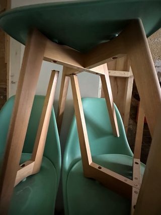 Sillas amarillas y verdes de plástico y madera