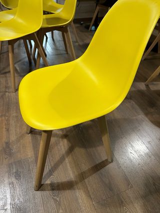 Sillas amarillas y verdes de plástico y madera