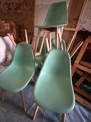 Sillas amarillas y verdes de plástico y madera