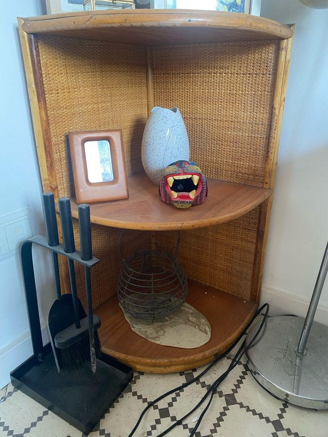 Mueble esquinero de ratán y madera