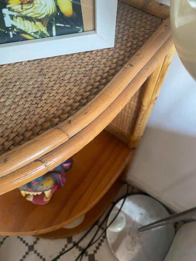 Mueble esquinero de ratán y madera