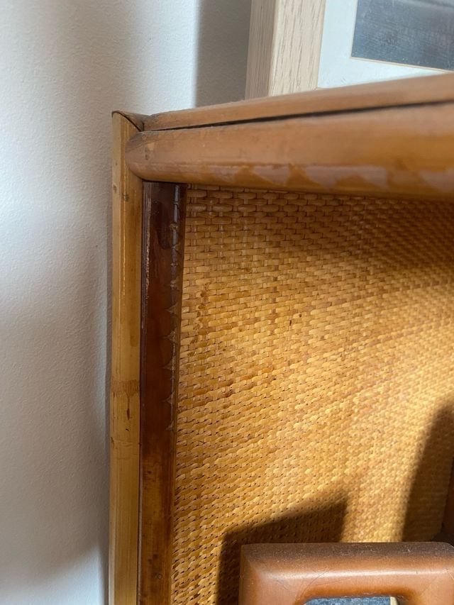 Mueble esquinero de ratán y madera