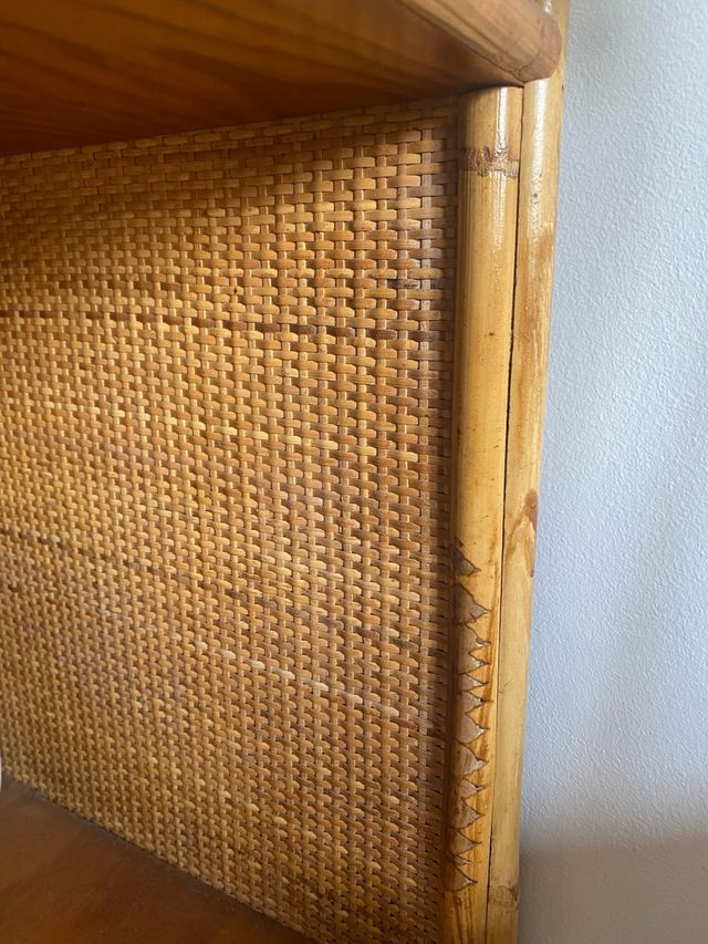 Mueble esquinero de ratán y madera