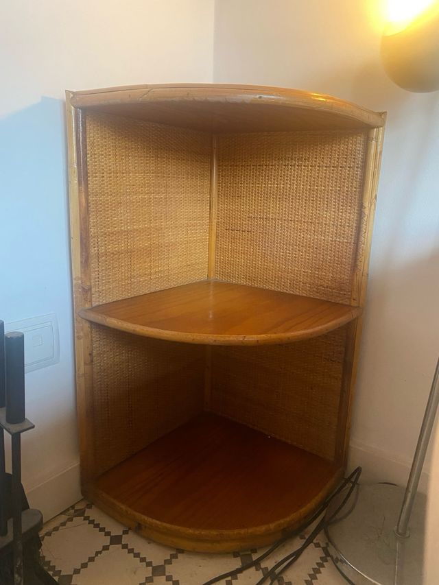 Mueble esquinero de ratán y madera